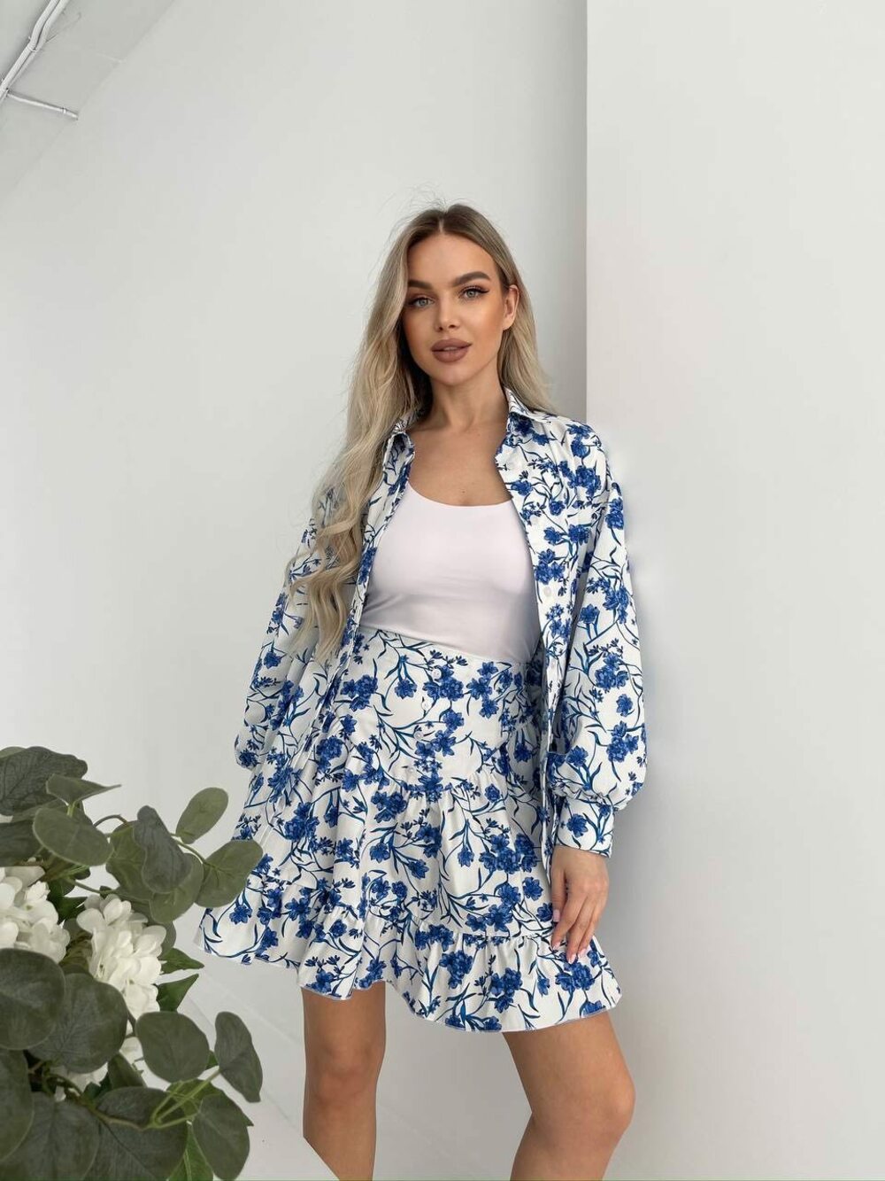 Комплект складається з сорочки з подвійною планкою спереду, що застібається на гудзики. Колір принт синій на білий основі. Спідниця ззаду має еластичний пояс, завдяки чому ідеально сідає по фігурі.