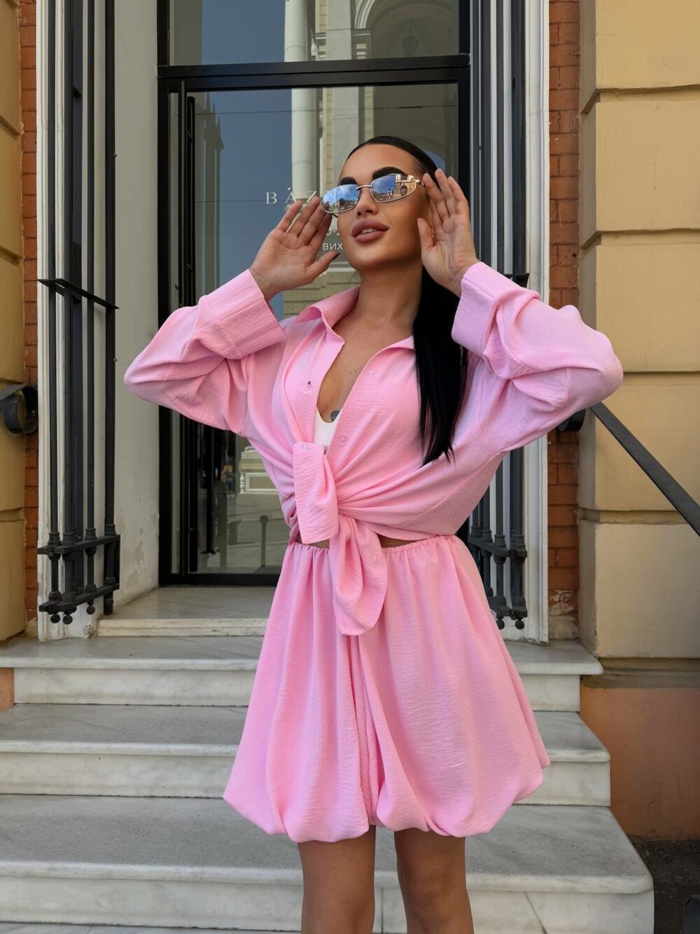 Костюм складається з сорочки та спідниці, колір рожевий