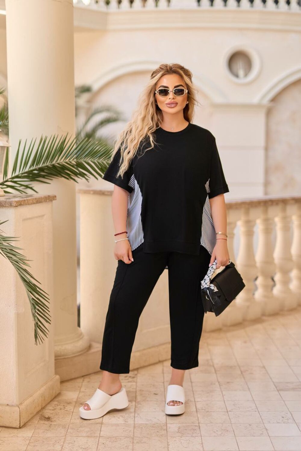 Прогулянковий костюм складається з штанів і кофти зі вставками з боків, колір чорний