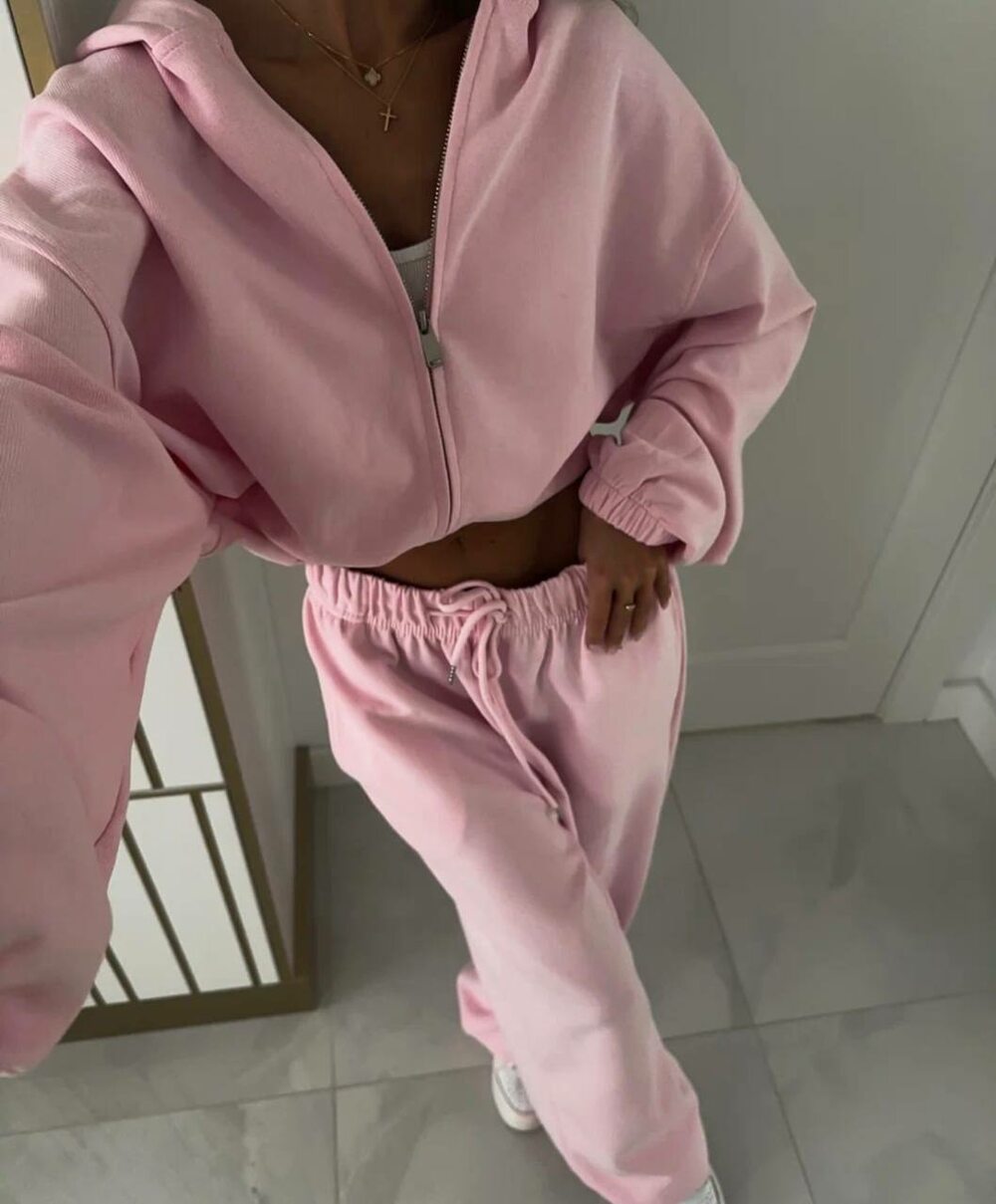 Костюм двійка складається з худі та штанів, колір рожевий
