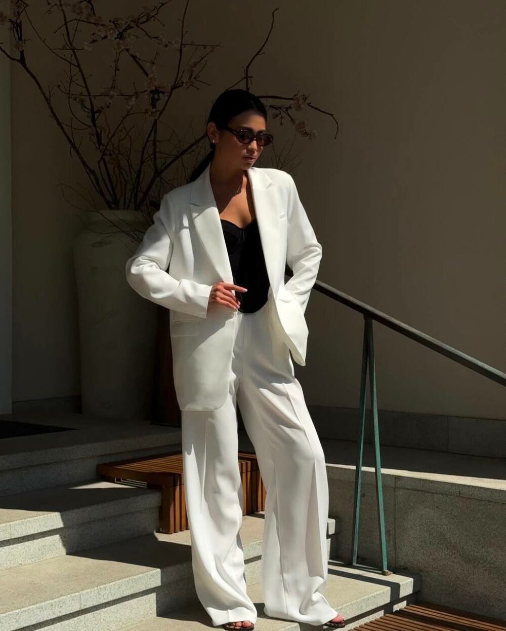 Костюм двійка складається з брюе палаццо та піджака, колір молочний