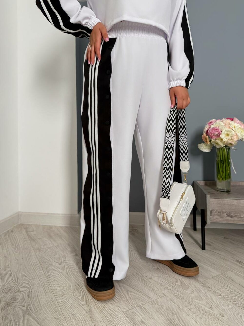 Костюм зі штанів та вкороченої кофти, колір білий