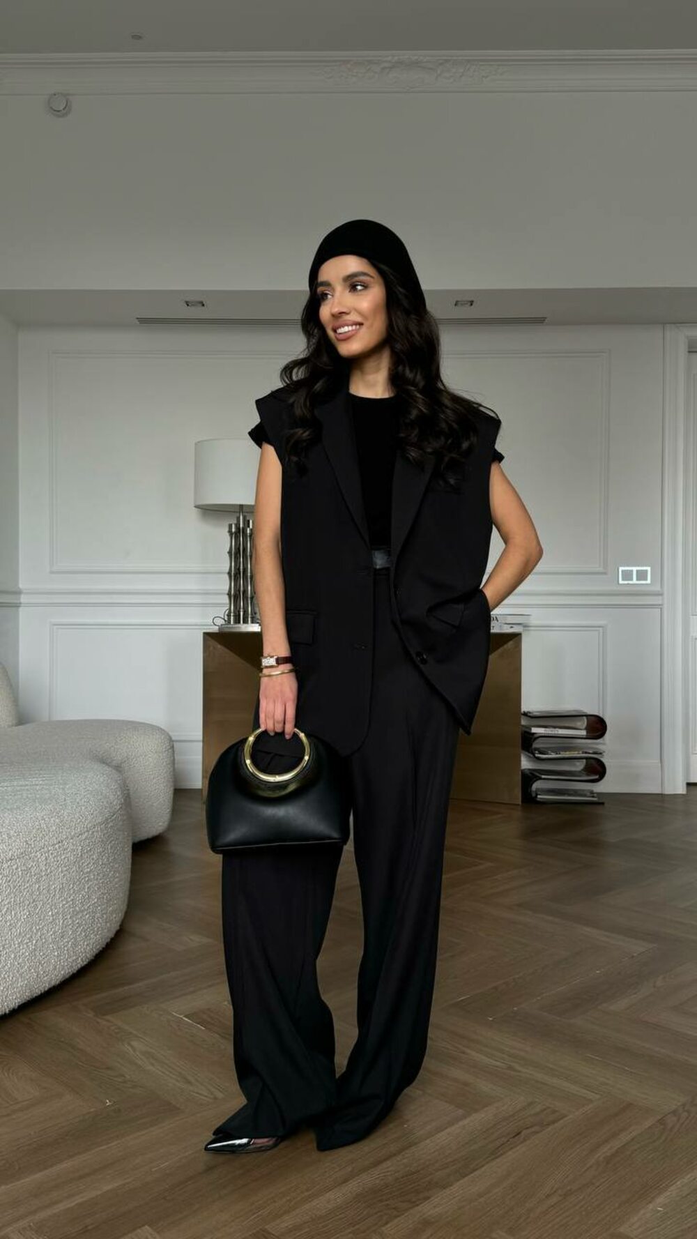 Костюм двійка складається з брюк-палаццо та жилета, колір чорний