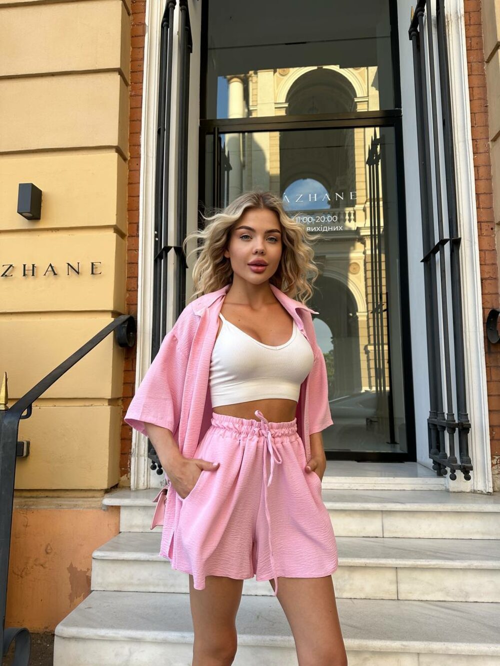 Костюм двійка складається з сорочки та шорт, колір рожевий