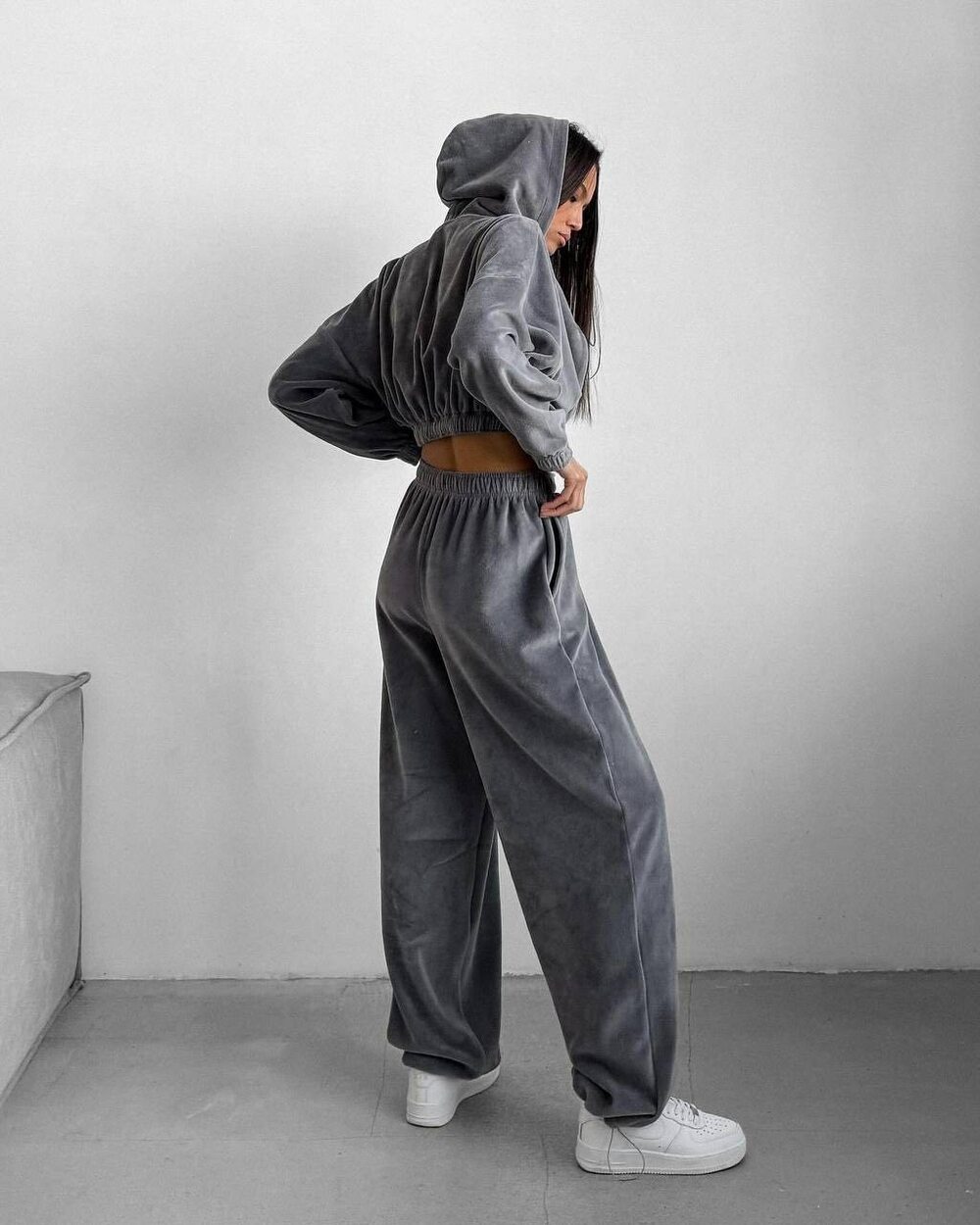 Велюровий костюм трійка в який входить укорочений худорлявий з капюшоном, бра і штани вільного крою на високій посадці, колір графіт