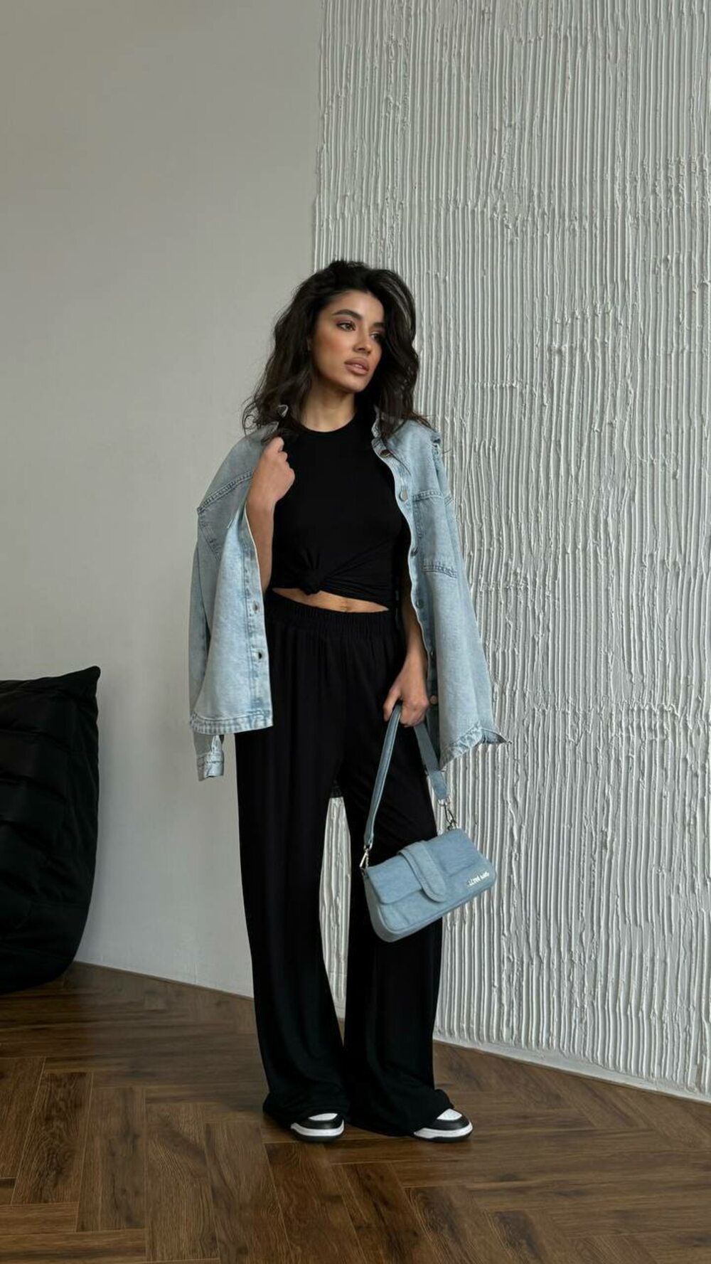 Костюм состоит из топа и брюк свободного кроя, цвет черный