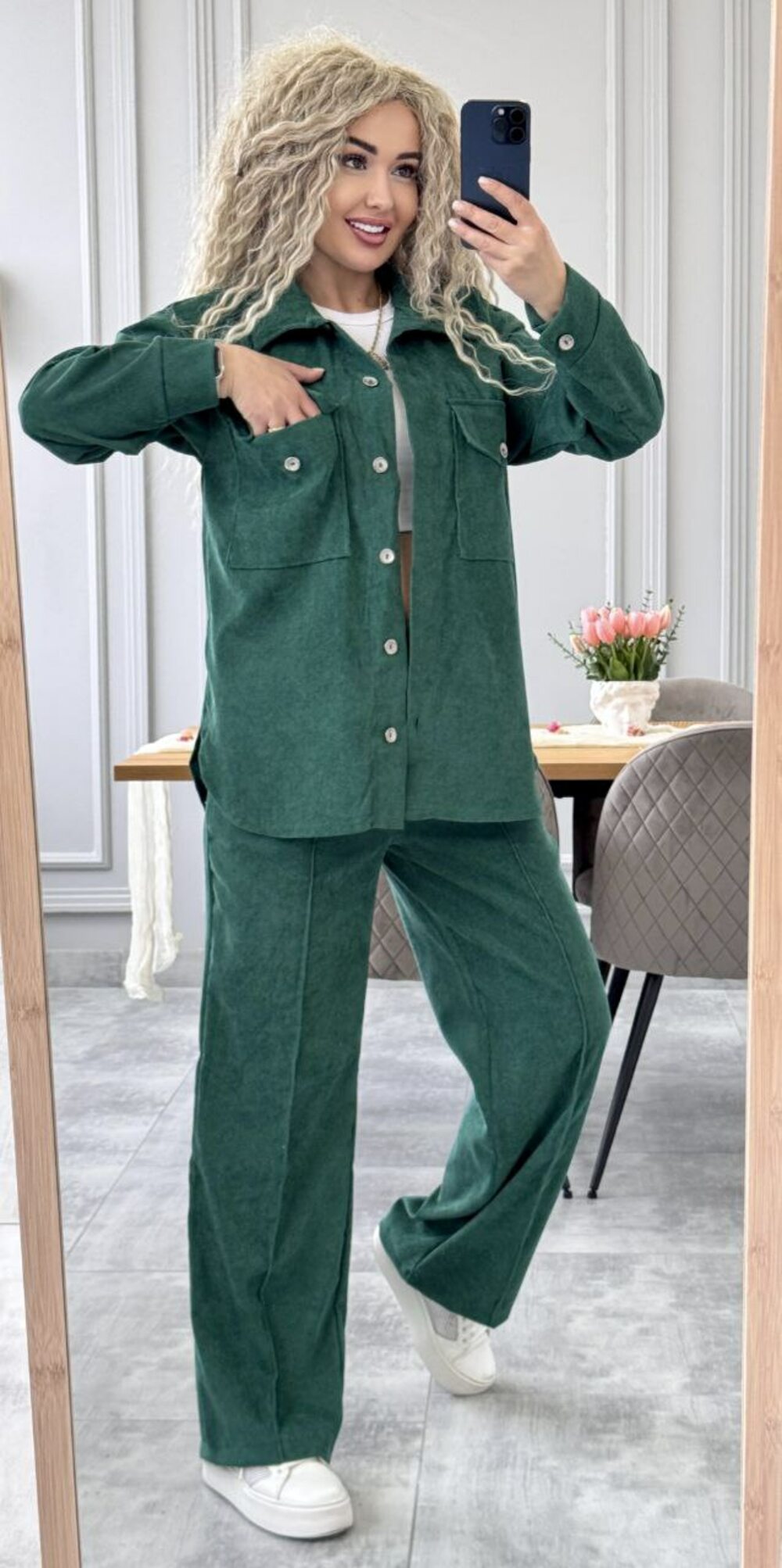 Костюм двійка складається з штанів та сорочки, колір зелений