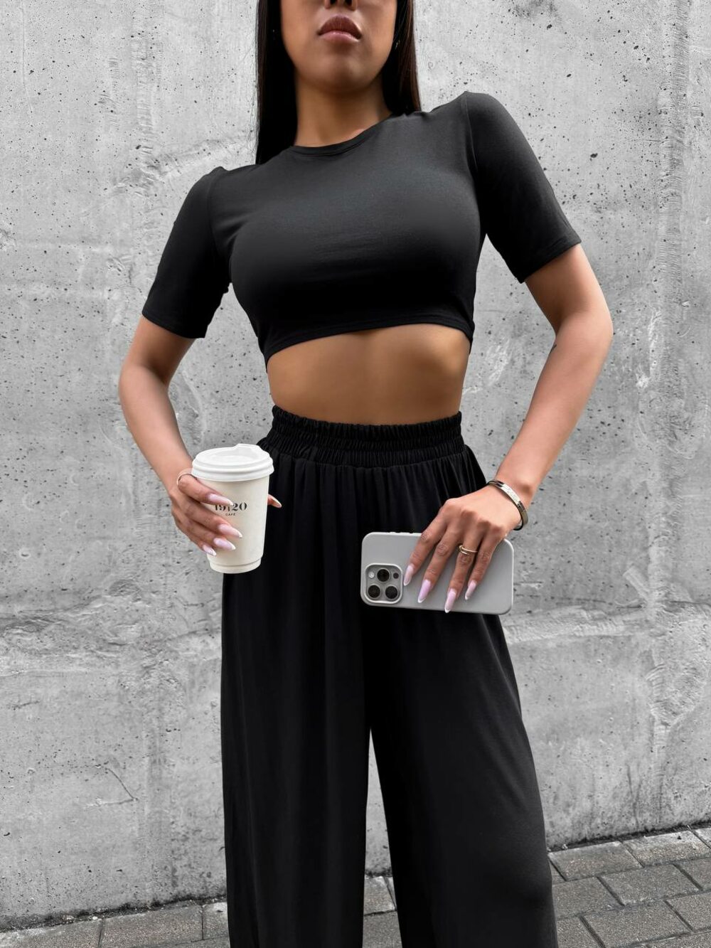 Костюм складається з укороченого топу та штанів, колір чорний