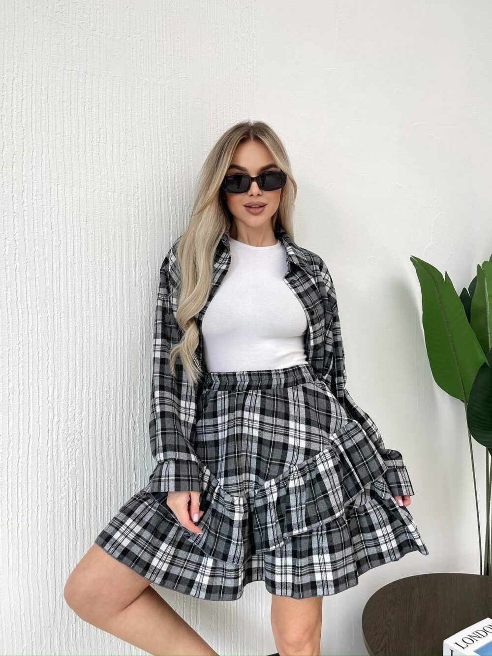 Супер зручний костюм з сорочки та спідниці. Сорочка на гудзиках, збоку накладної кишені. Спідниця з воланами, талія на резинці. Колір чорний.