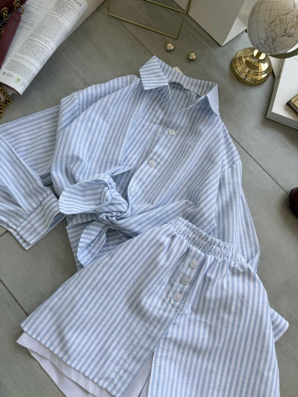 Костюм у смужку складається з сорочки та шорт, колір блакитний