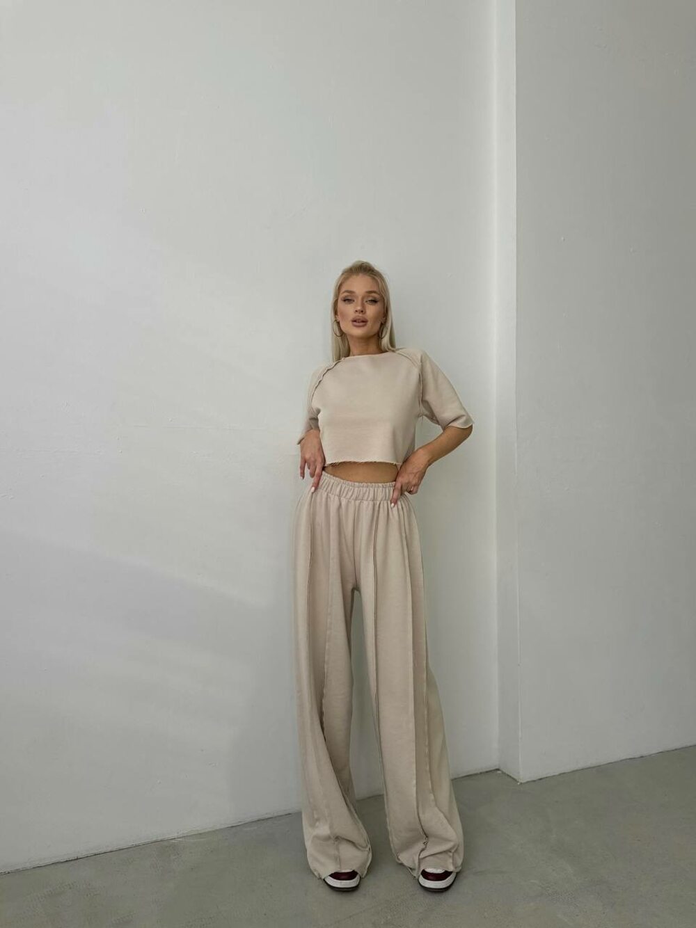 Костюм двійка складається з брюк палаццо та укороченої футболки, колір бежевий
