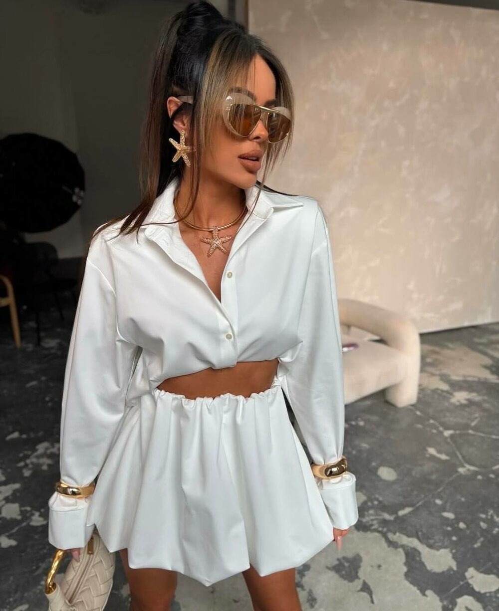 Костюм складається зі спідниці та блузки, колір молочний