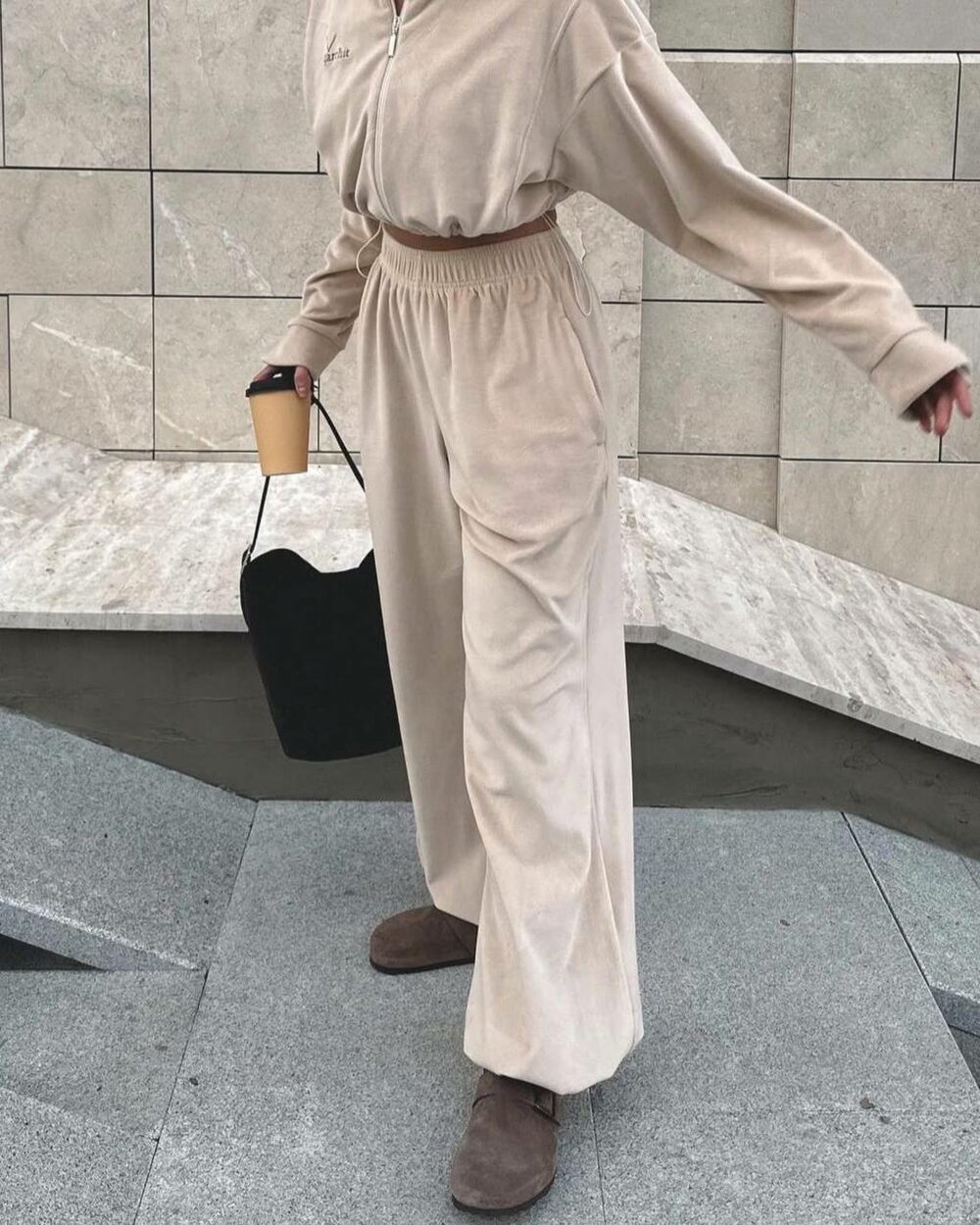 Спортивный костюм велюровый с вышивкой цвет бежевый