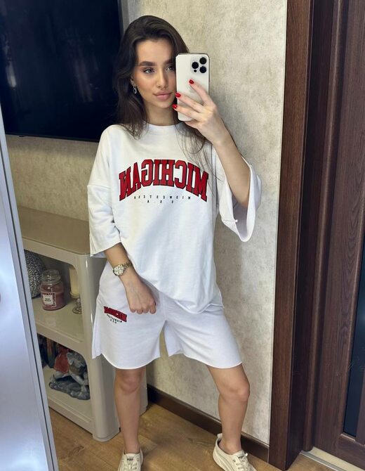Костюм двойка состоит из шорт и футболки, цвет белый