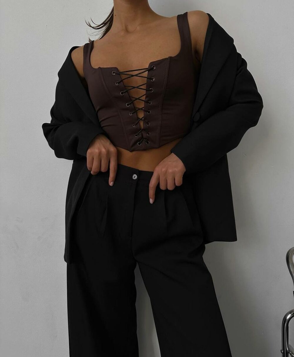 Костюм складається з штанів палаццо та піджака, колір чорний