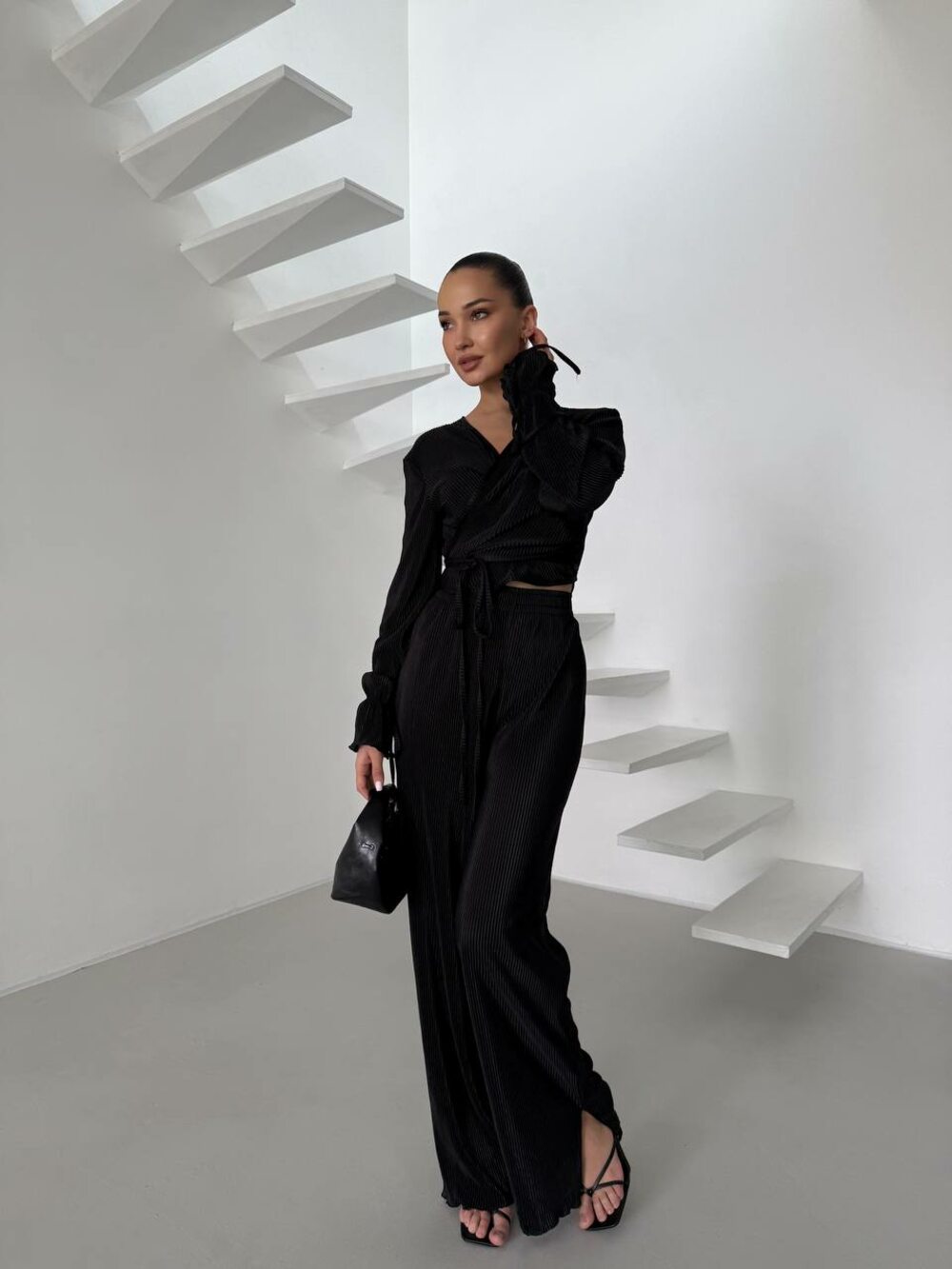 Костюм двійка складається з штанів та топу на запах, колір чорний