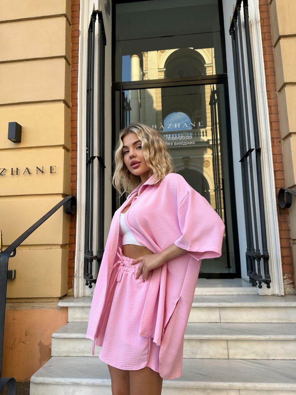 Костюм двійка складається з сорочки та шорт, колір рожевий