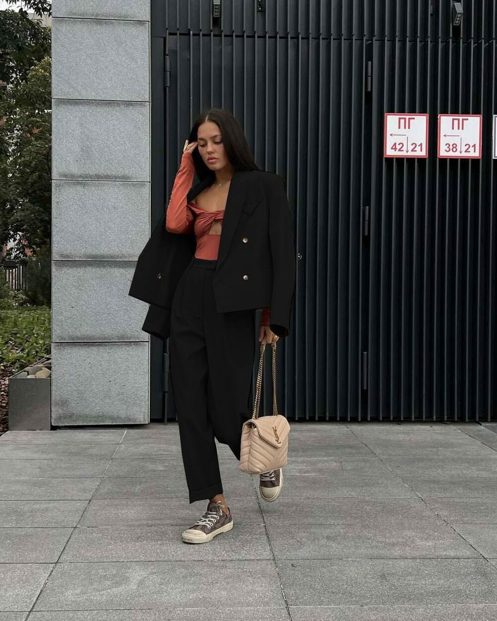 Костюм оверсайз, піджак з плічками, без підкладки, штани на високій посадці, колір чорний