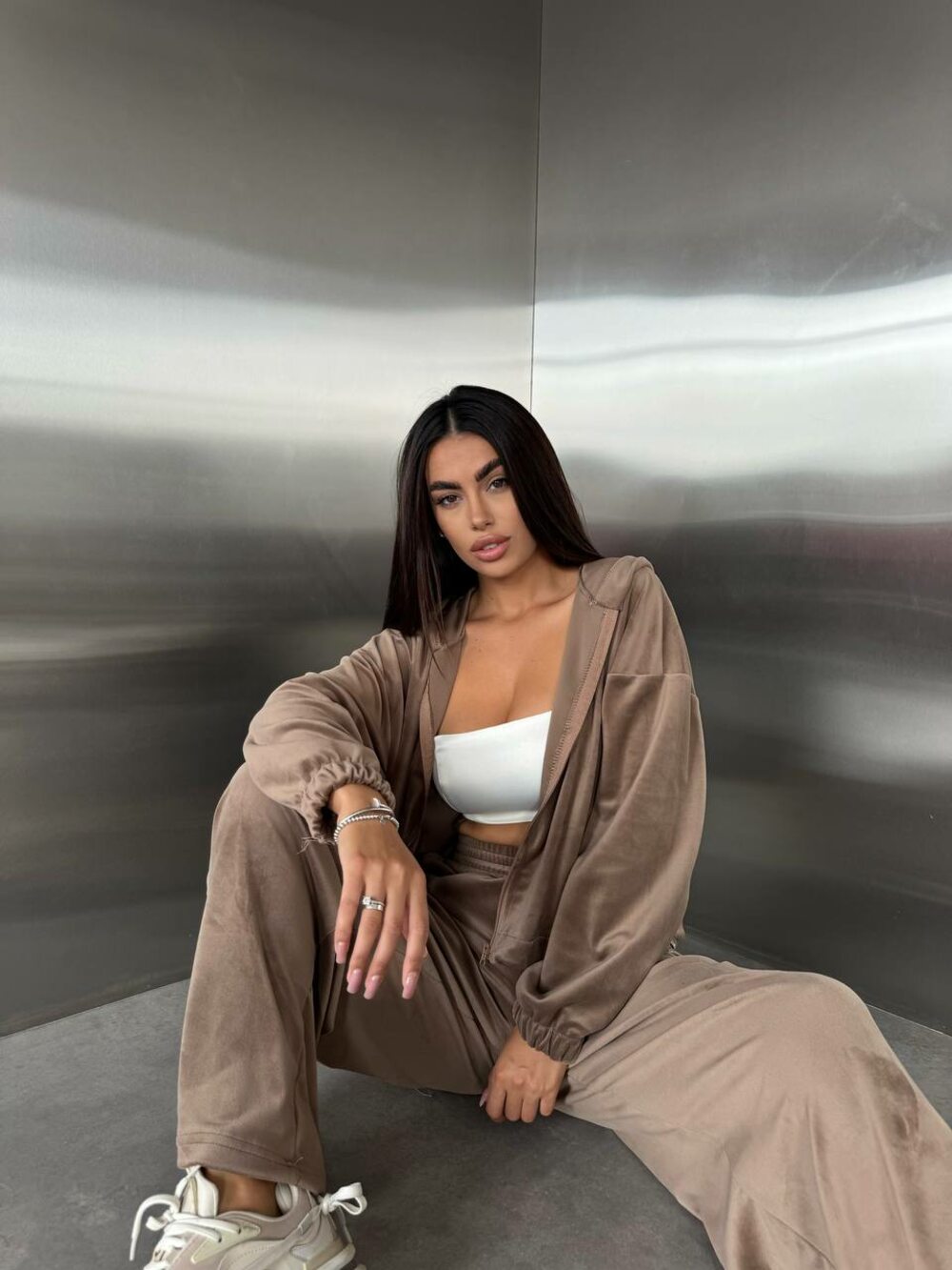 Велюровий костюм з регульованими зав'язками, колір бежевий