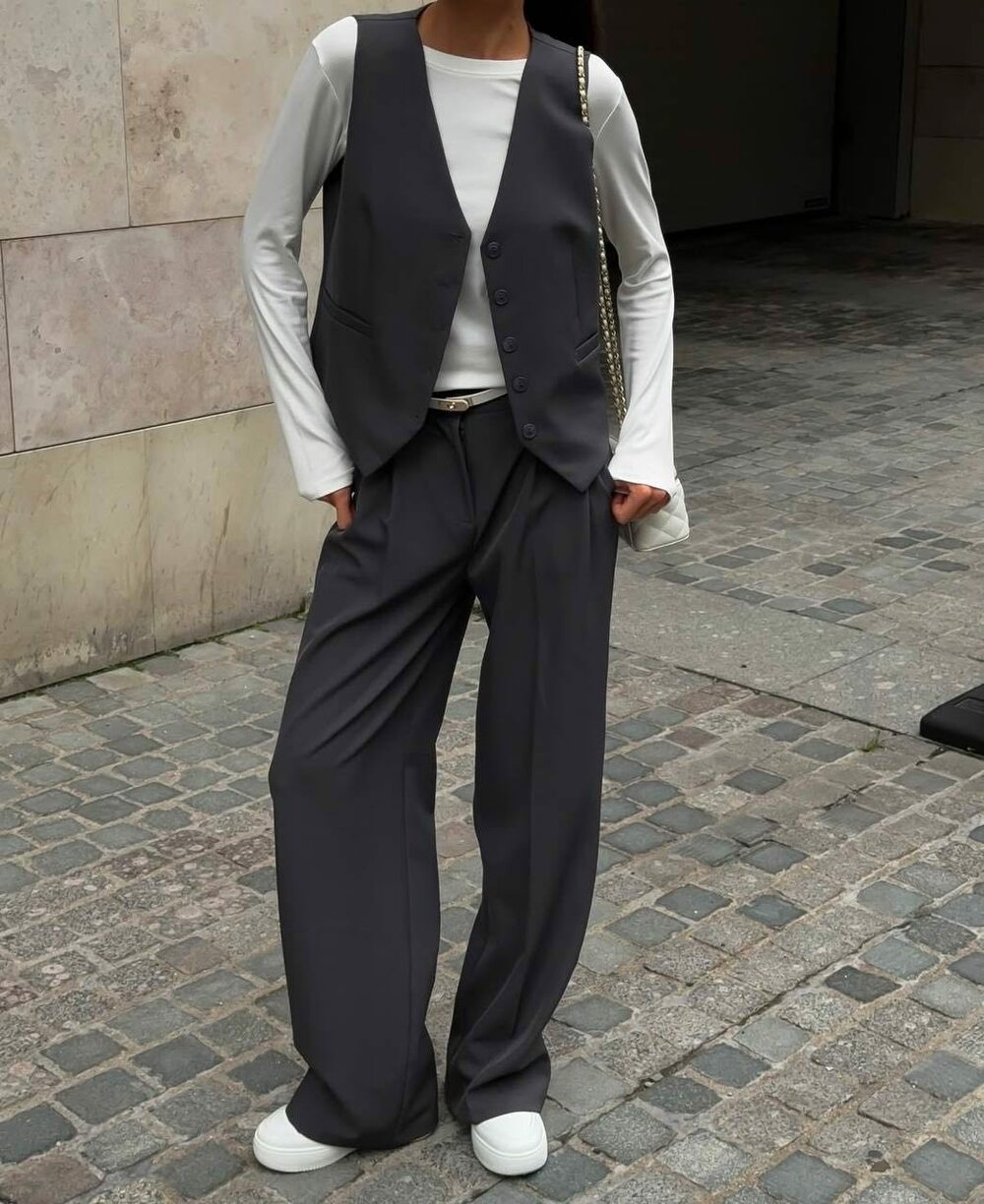 Костюм-двійка: штани палаццо + жилет. Штани з високою посадкою, клеш від стегна; жилет на ґудзиках. Колір графіт.