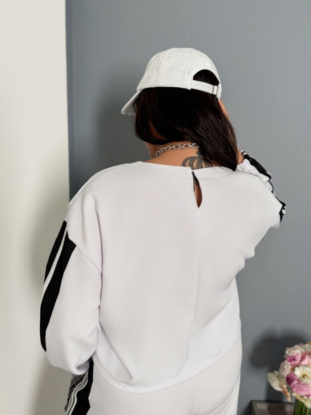 Костюм зі штанів та вкороченої кофти, колір білий