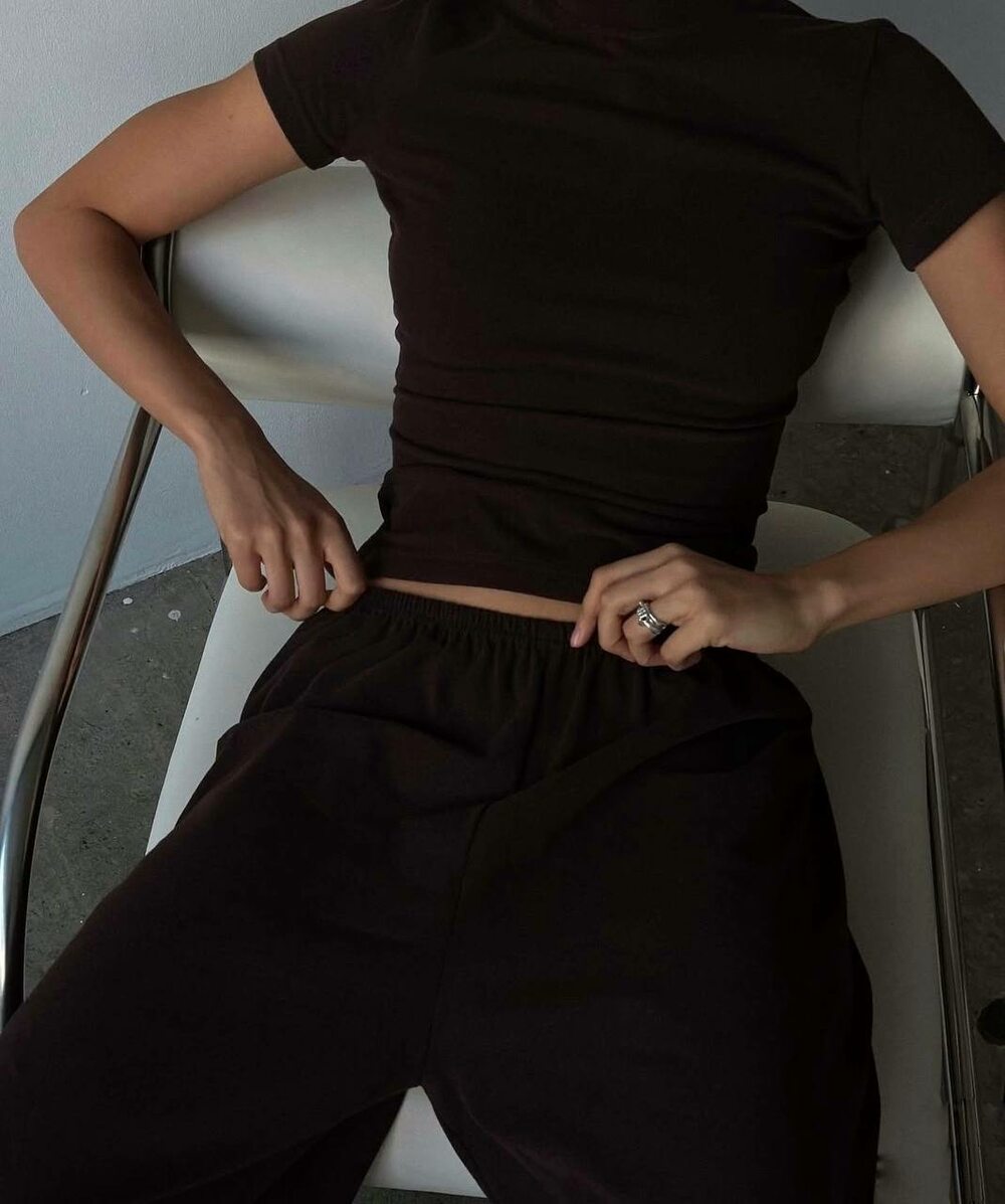 Костюм состоит из топа и брюк свободного кроя, цвет черный