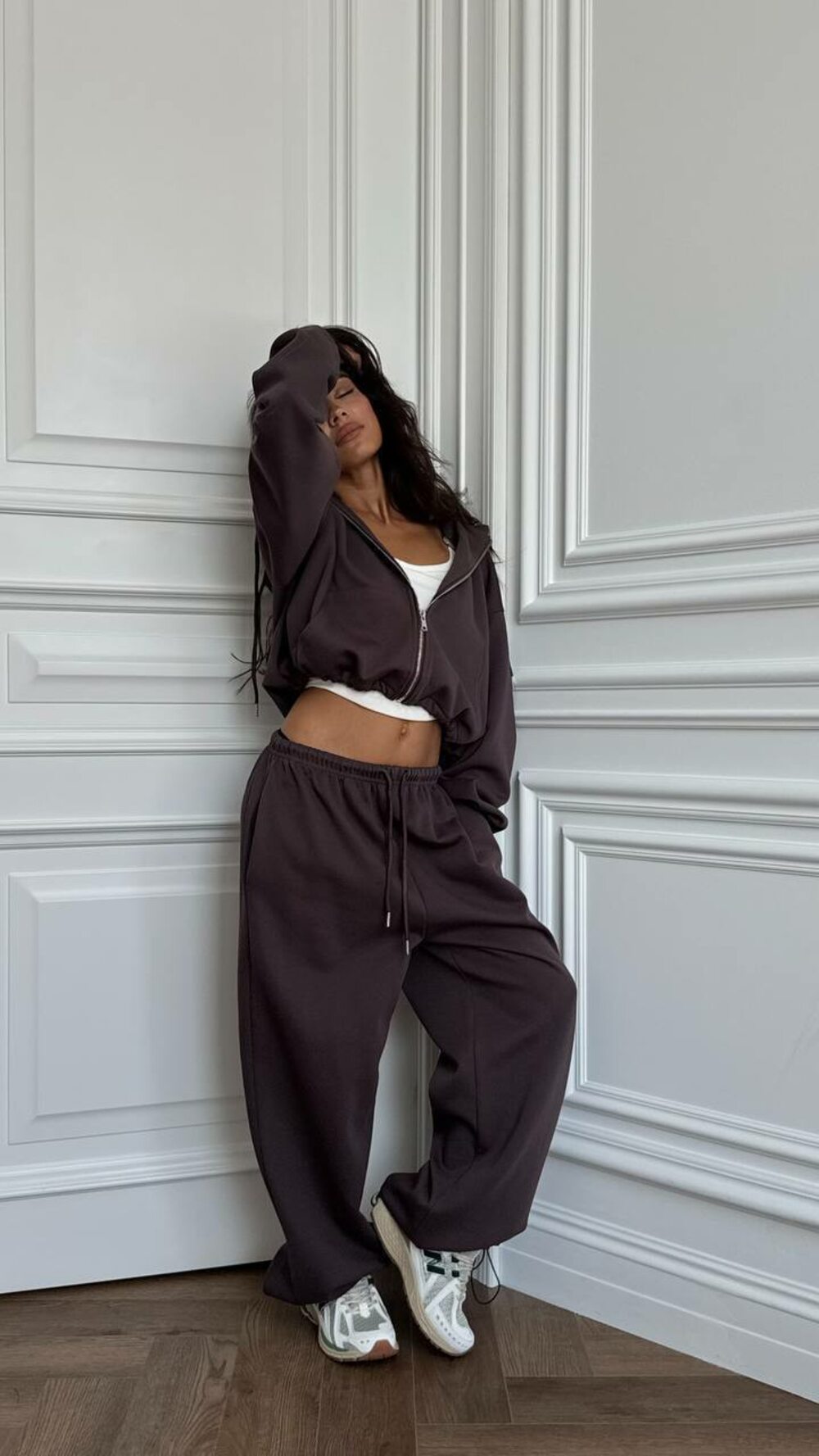 Спортивный костюм двойка состоит из худи и штанов, цвет шоколад