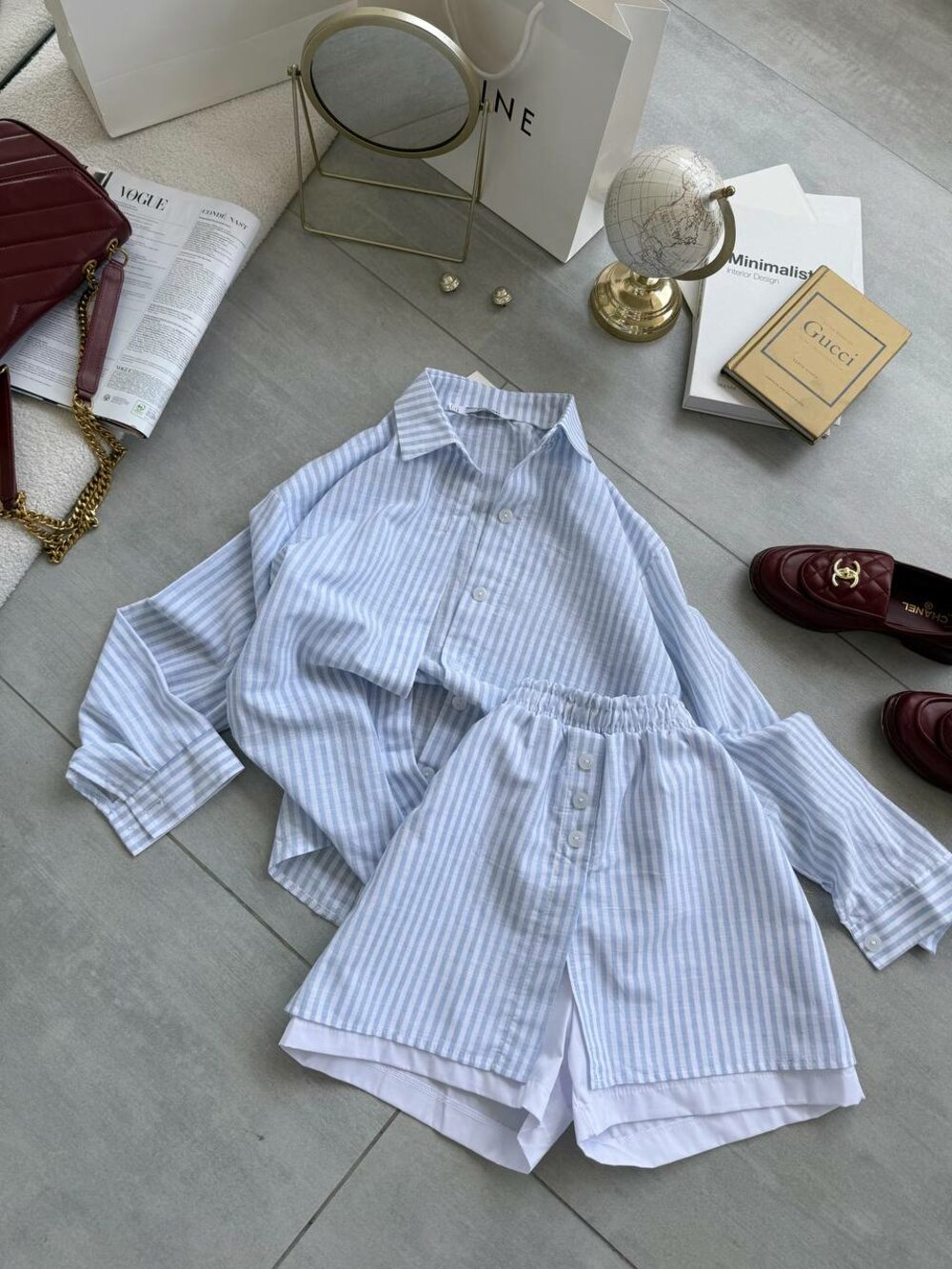 Костюм у смужку складається з сорочки та шорт, колір блакитний