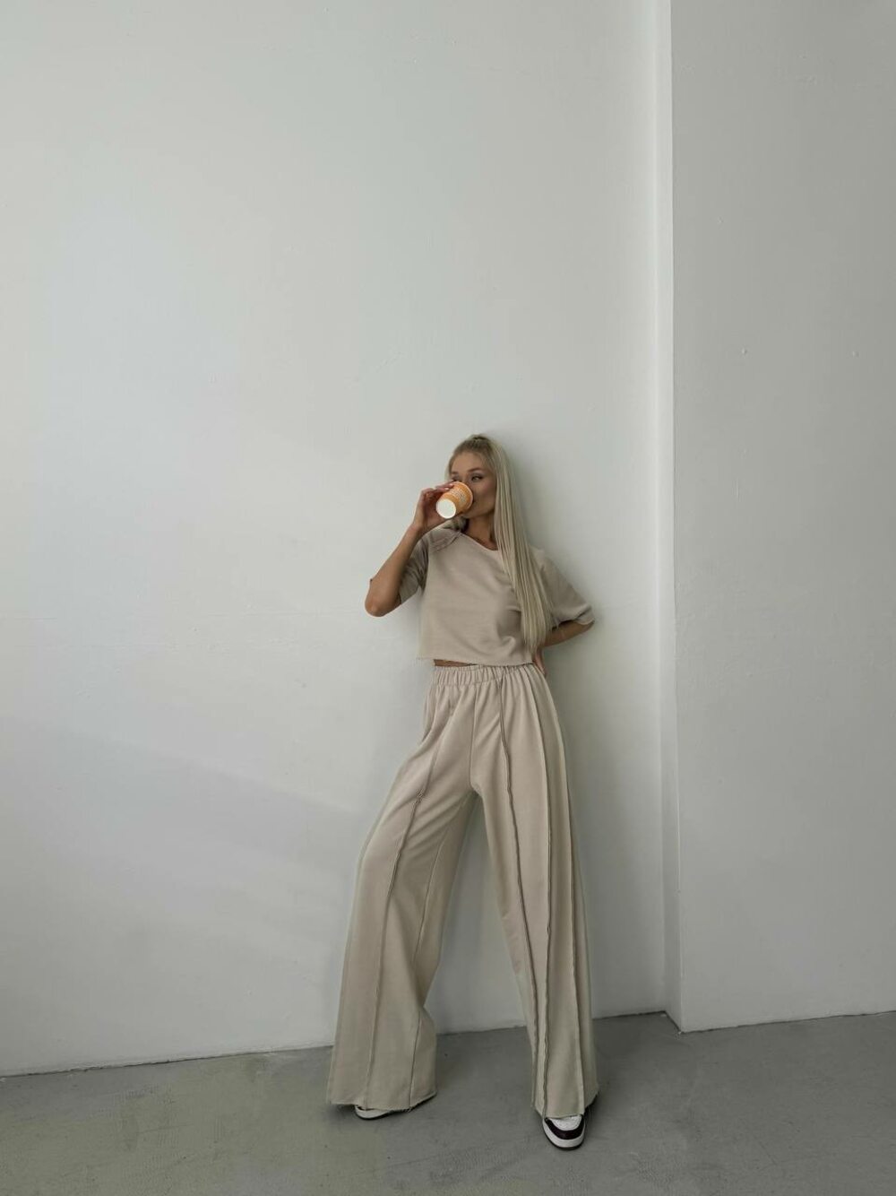 Костюм двійка складається з брюк палаццо та укороченої футболки, колір бежевий