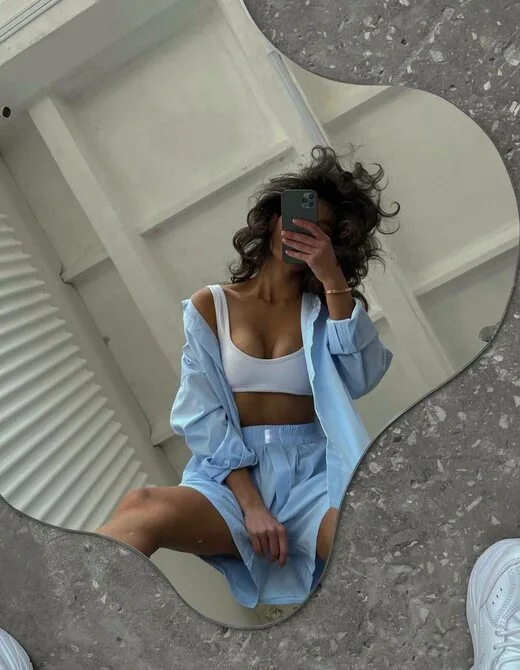 Костюм состоит из шорт, рубашки и топа, цвет голубой