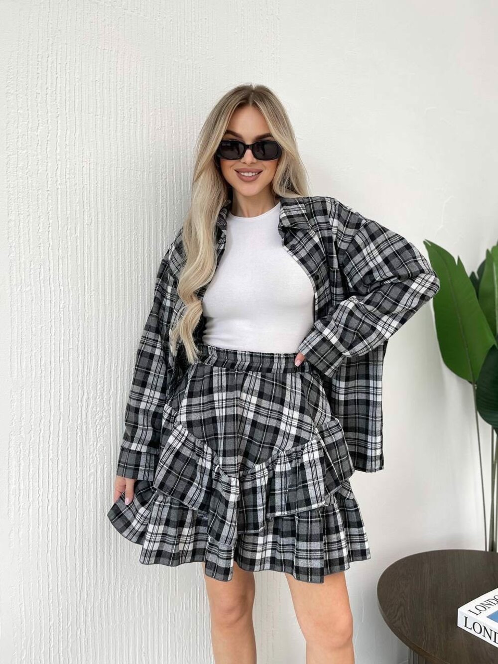 Супер зручний костюм з сорочки та спідниці. Сорочка на гудзиках, збоку накладної кишені. Спідниця з воланами, талія на резинці. Колір чорний.