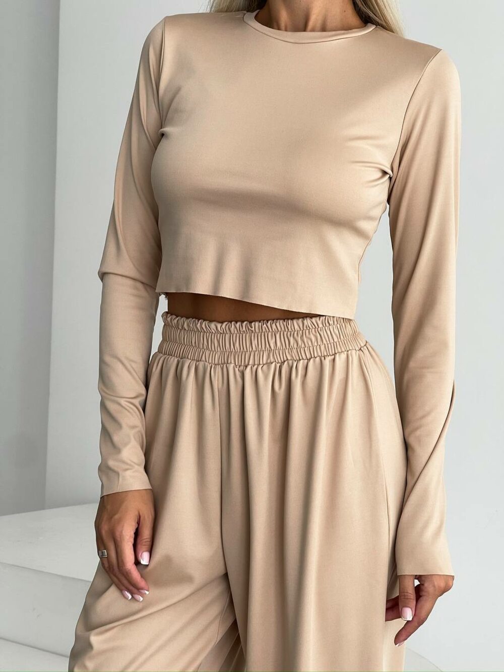 Повсякденний костюм складається з брюк і топу, колір бежевий
