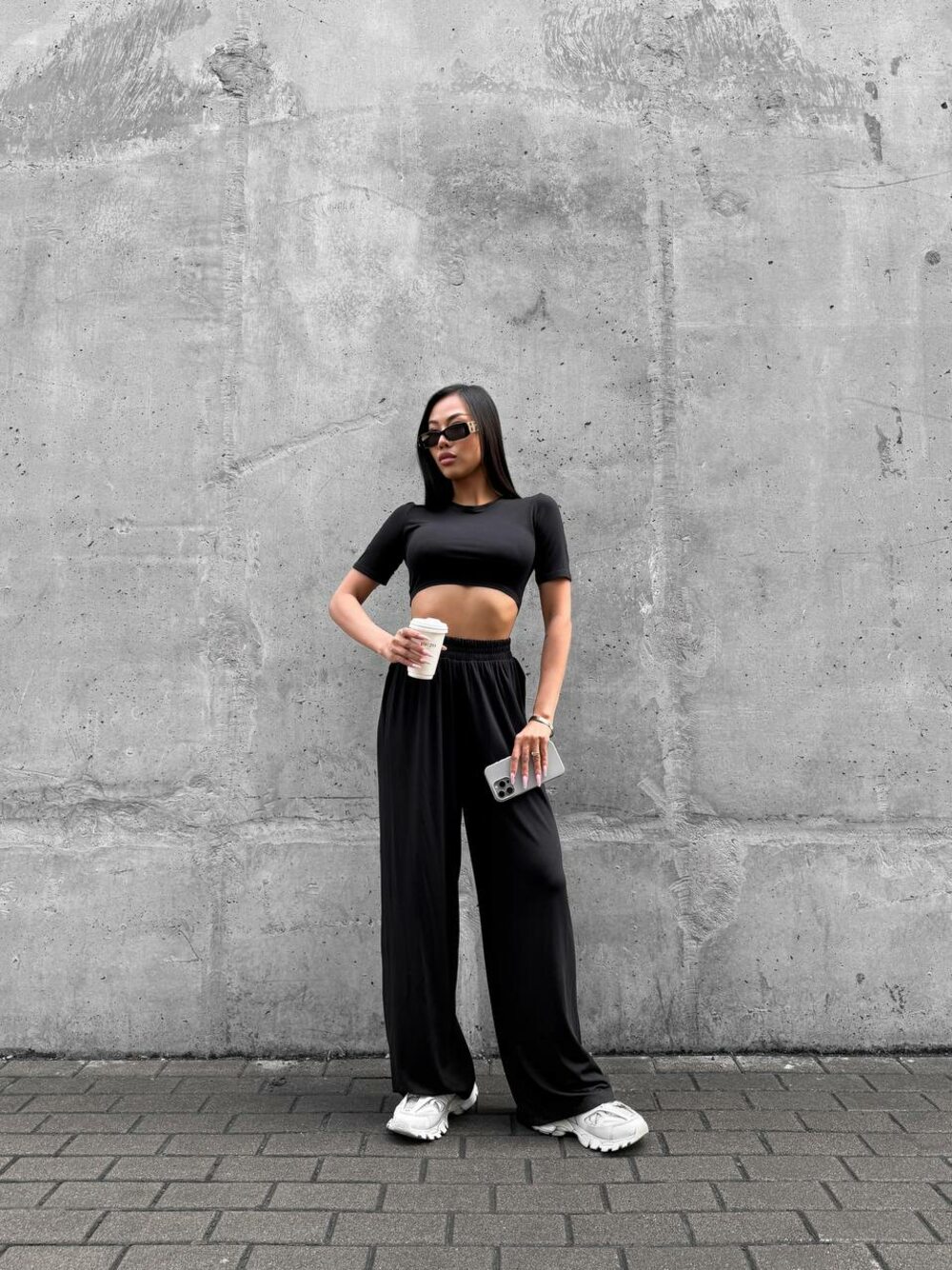 Костюм складається з укороченого топу та штанів, колір чорний