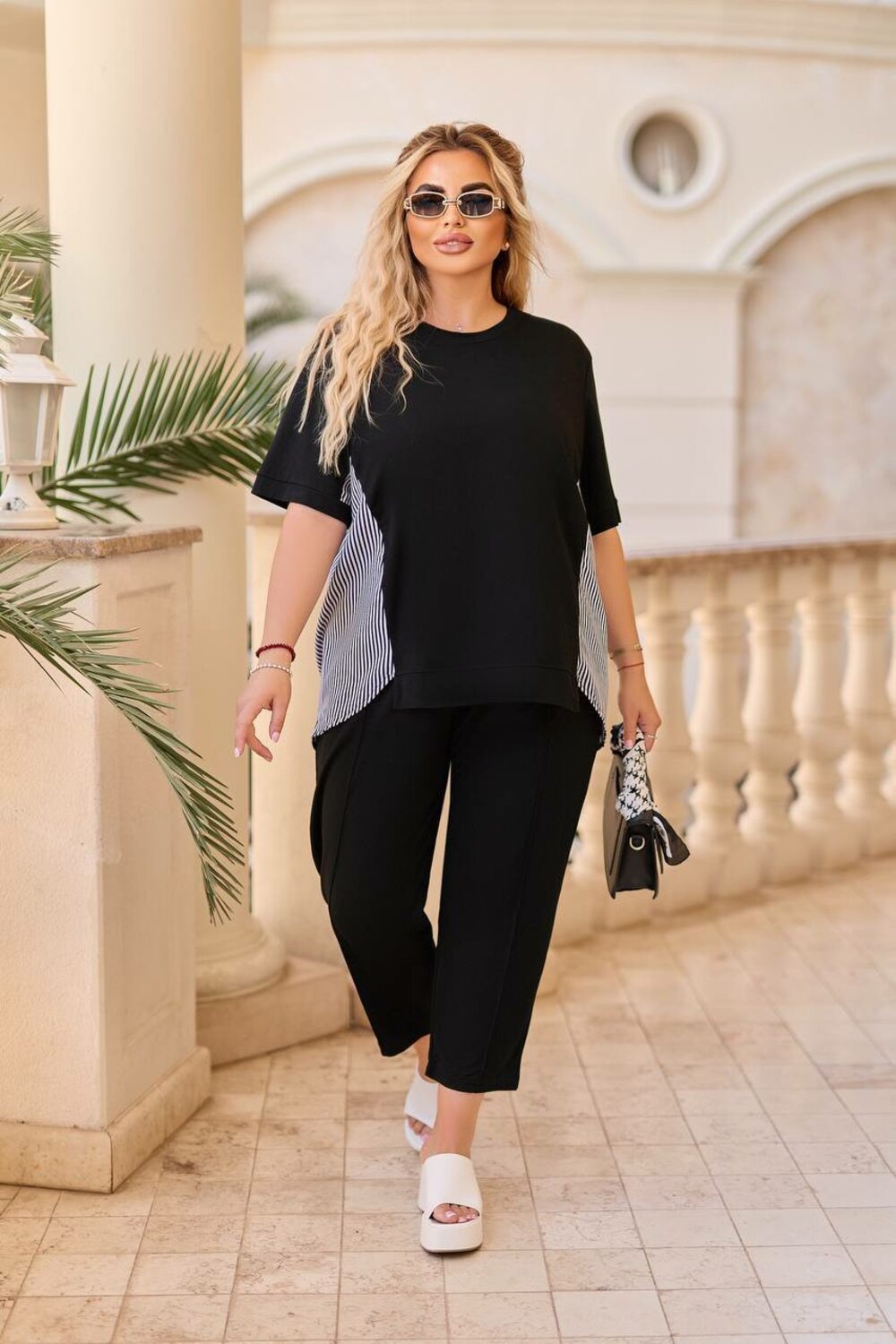 Прогулянковий костюм складається з штанів і кофти зі вставками з боків, колір чорний