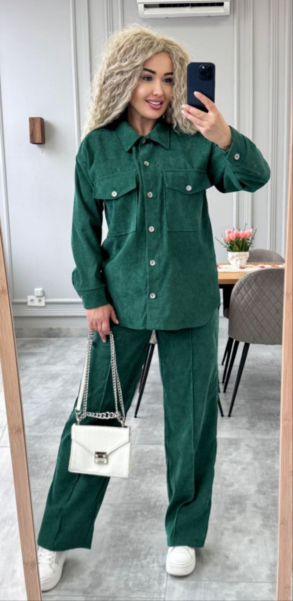 Костюм двійка складається з штанів та сорочки, колір зелений