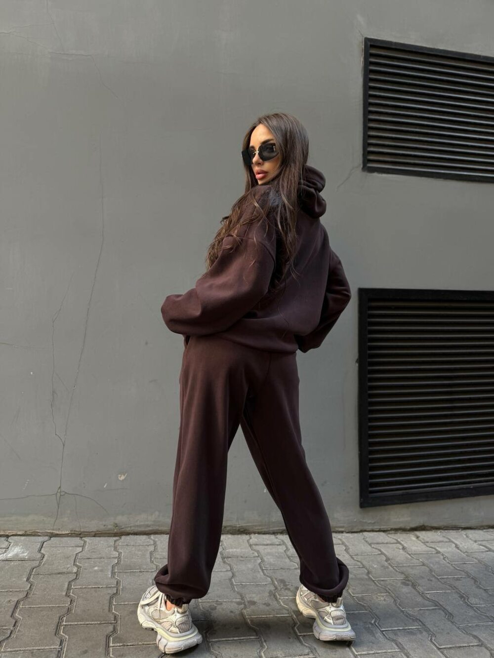 Костюм складається з худі та джогерів, колір шоколад