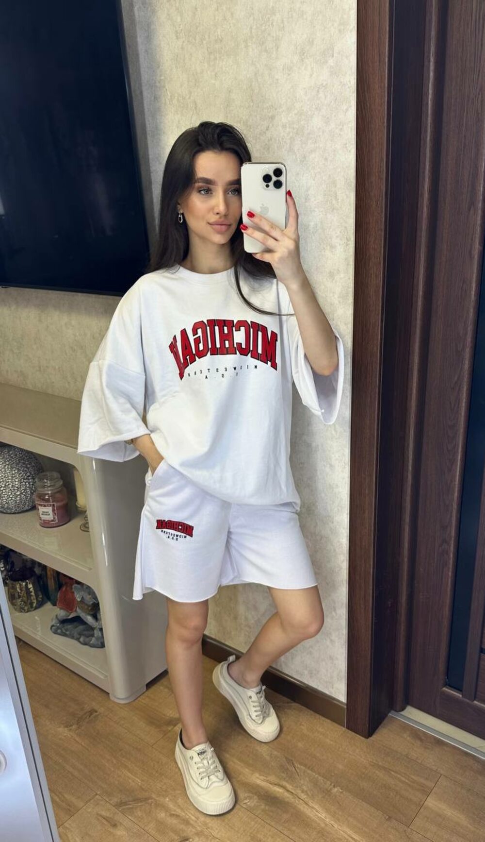 Костюм двійка складається з шортів і футболки, колір білий