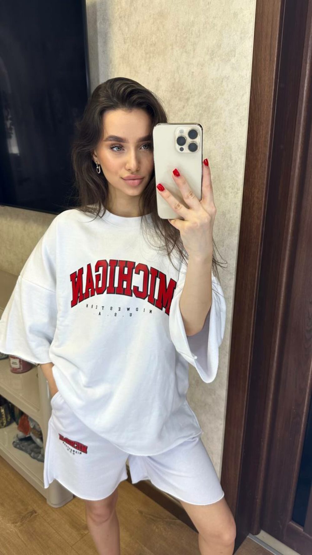 Костюм двійка складається з шортів і футболки, колір білий