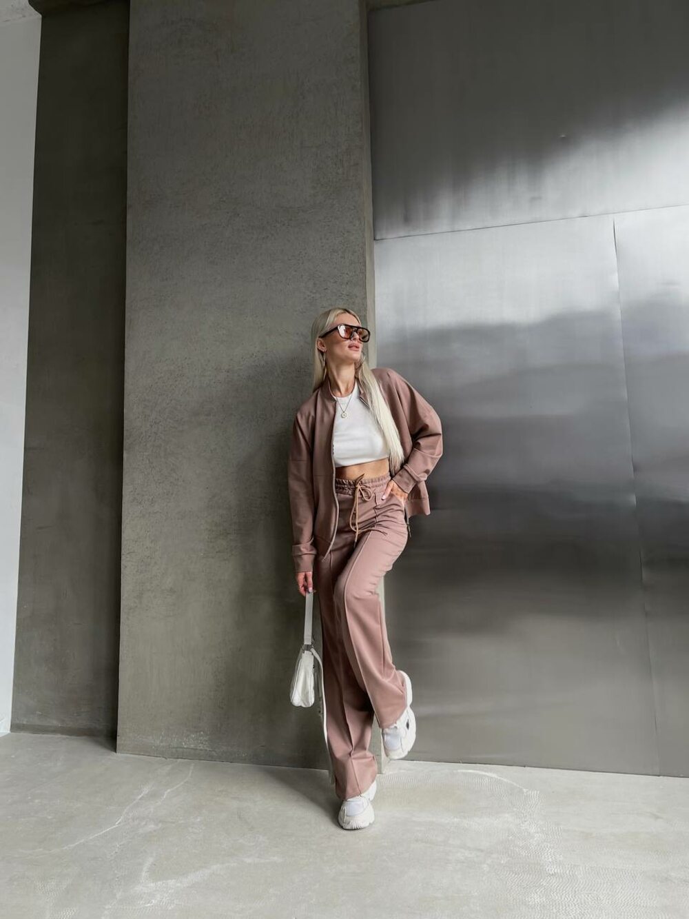 Костюм двійка складається з кофти та штанів, колір моко