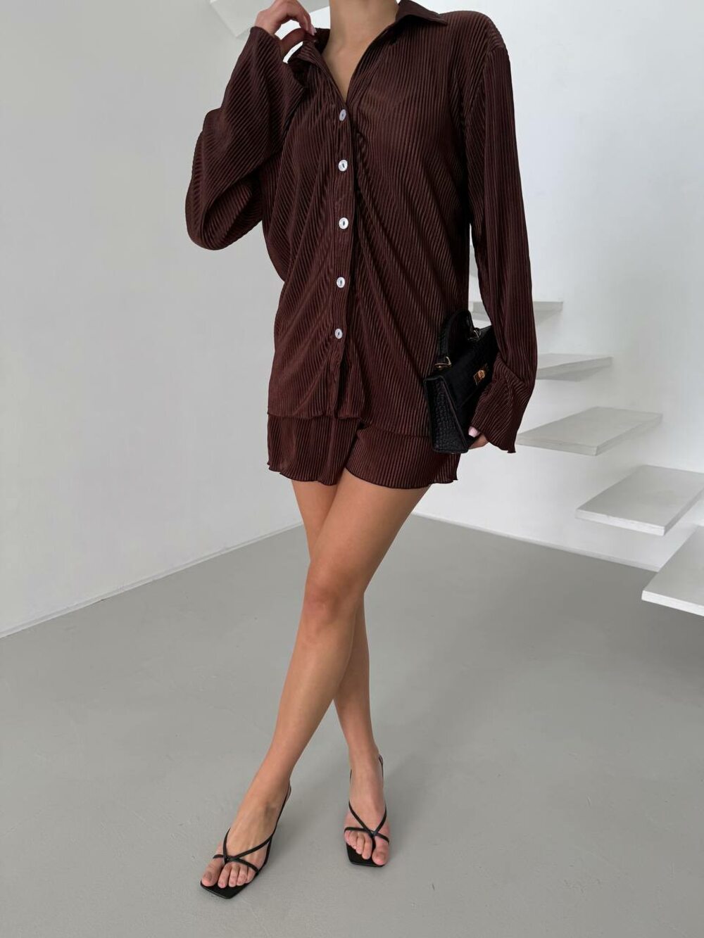 Костюм двійка складається з сорочки та шорт, колір шоколад