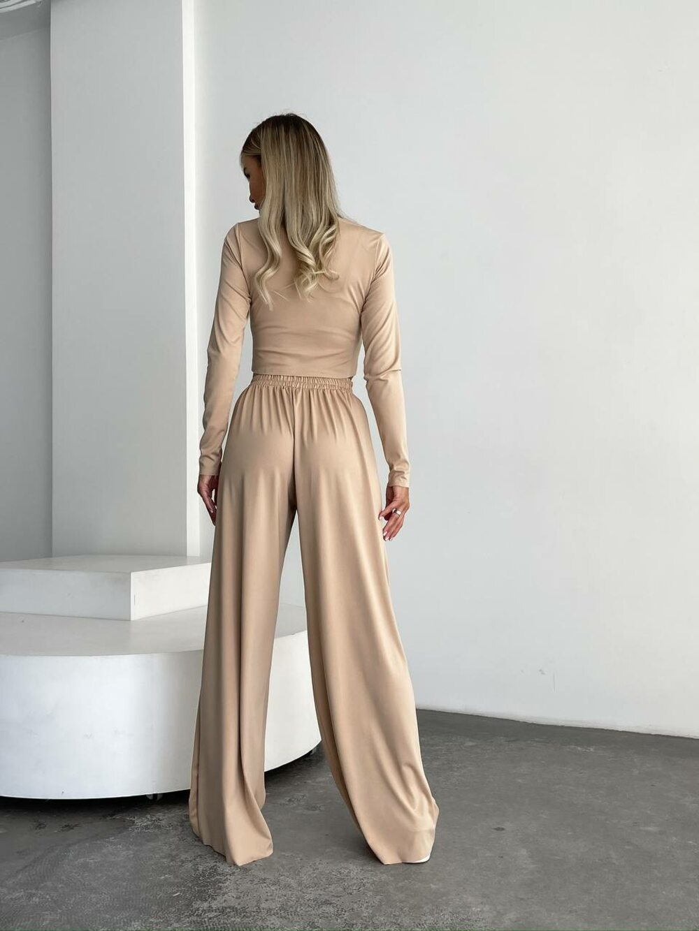 Повсякденний костюм складається з брюк і топу, колір бежевий