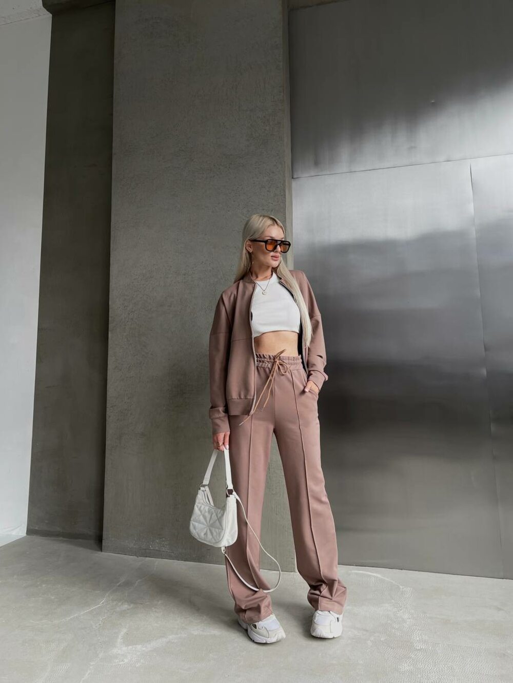 Костюм двійка складається з кофти та штанів, колір моко