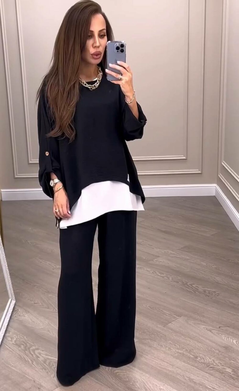 Костюм трійка складається з штанів, туніки та подовженої майки, колір чорний