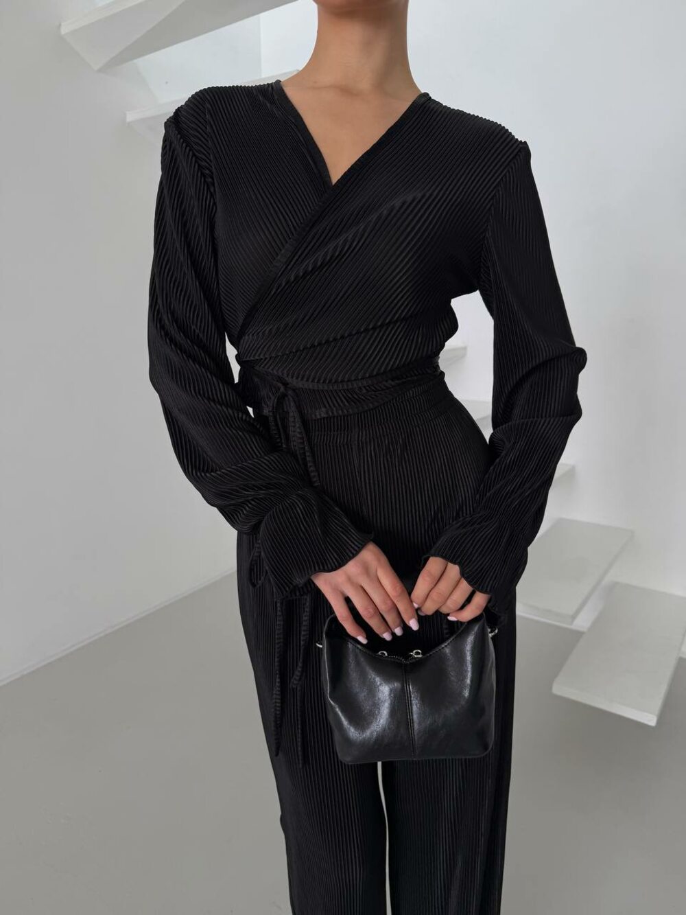 Костюм двійка складається з штанів та топу на запах, колір чорний