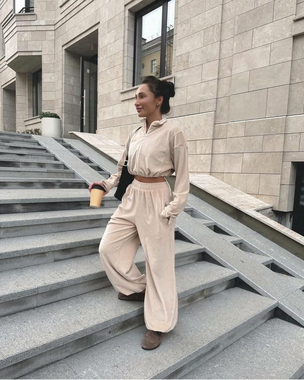 Спортивный костюм велюровый с вышивкой цвет бежевый