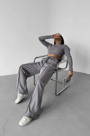 Спортивный костюм состоит из штанов и укороченного лонгслива, цвет серый