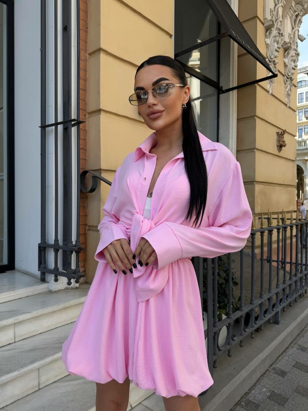 Костюм складається з сорочки та спідниці, колір рожевий