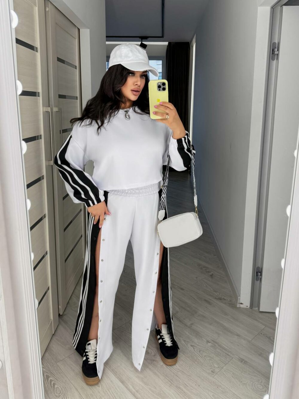 Костюм зі штанів та вкороченої кофти, колір білий