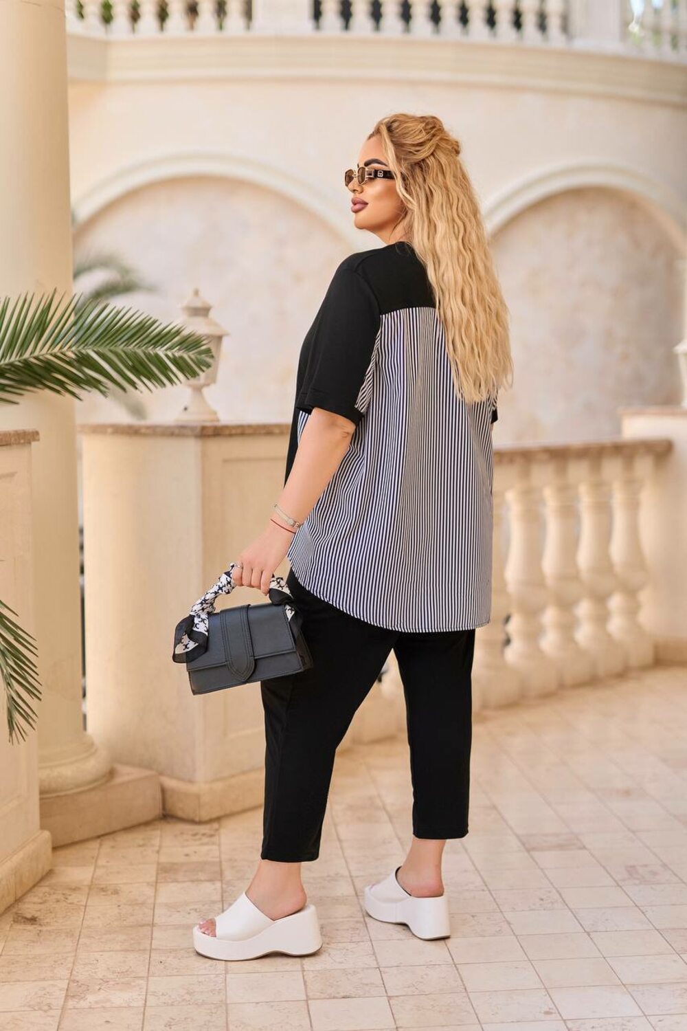 Прогулянковий костюм складається з штанів і кофти зі вставками з боків, колір чорний