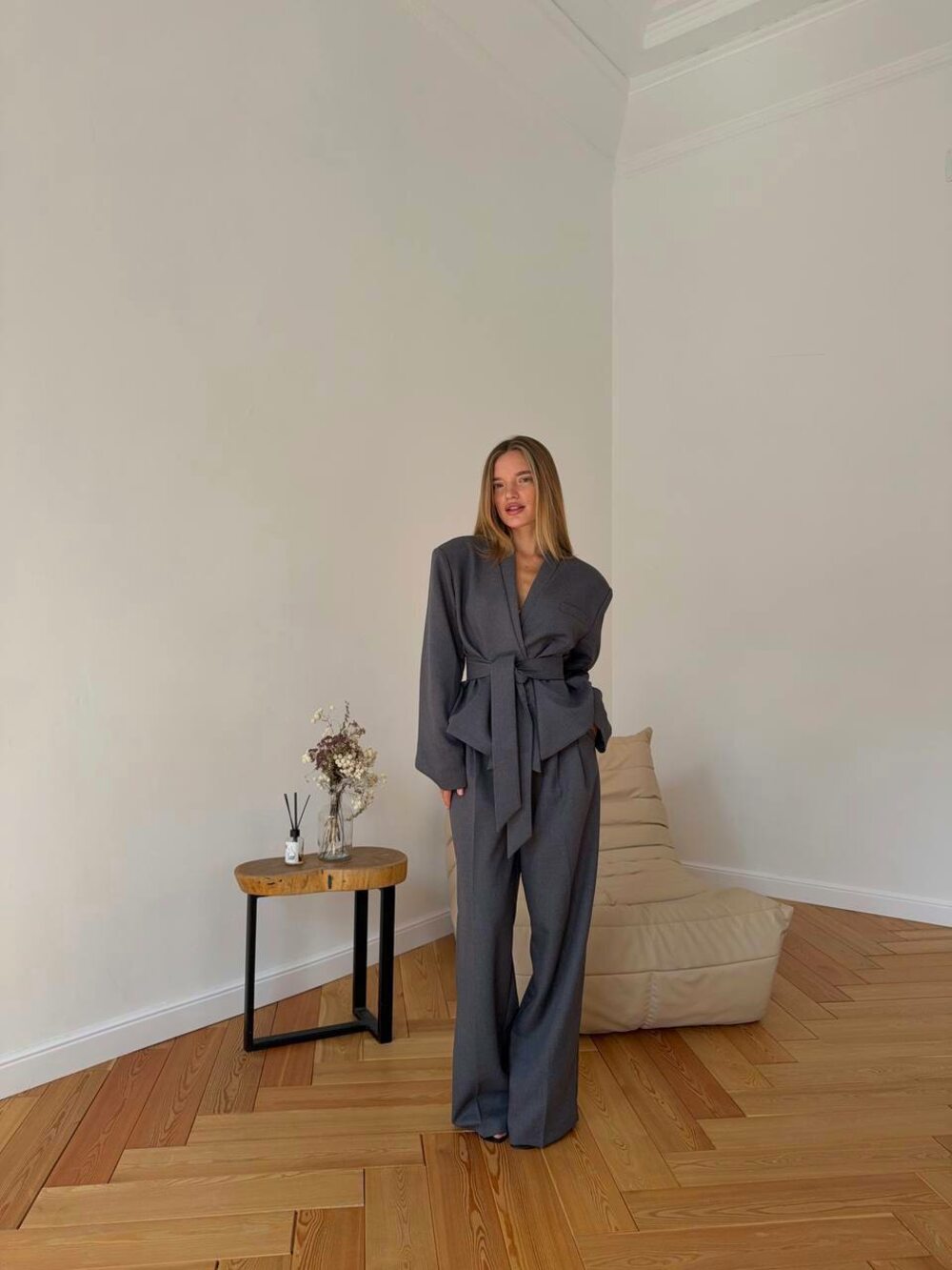 Костюм складається з піджака та штанів, колір графіт.